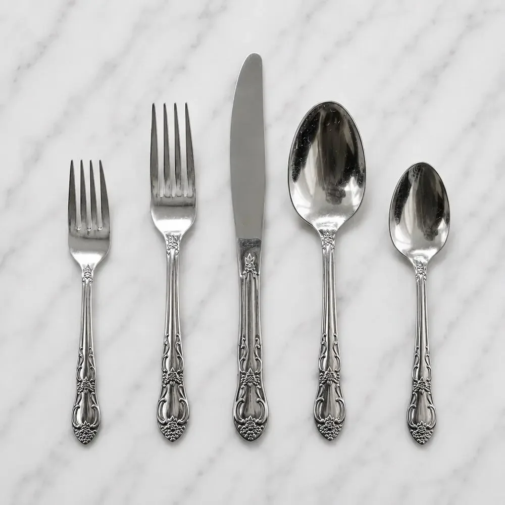 Oneida VENUS 30 Piece 5 Place Settings Fork Knife Spoon Flatware Romantic Ornate